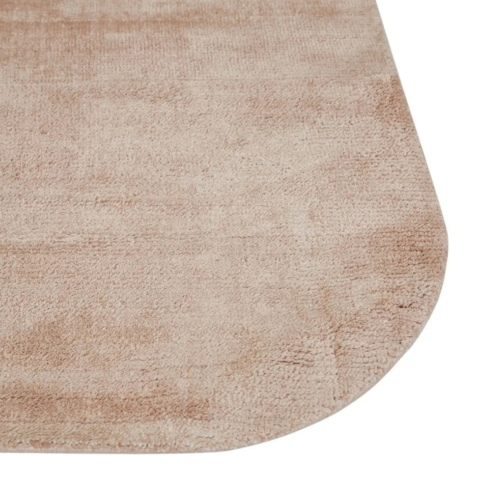 Dusty Rose Tepih Curve Rug by GlobeWest - close-up view showing viscose blend texture and curved edges.
