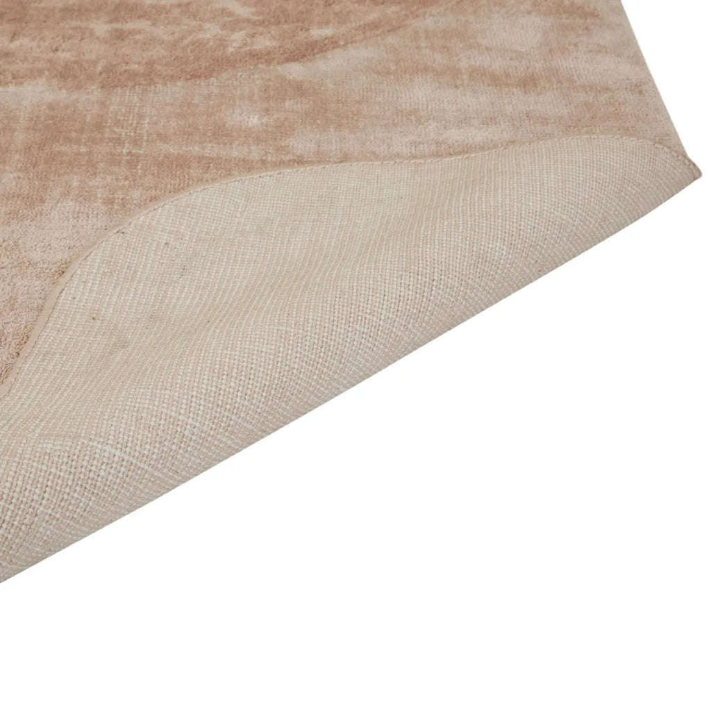Tepih Curve Rug in Dusty Rose - detail view of geometric pattern and artisanal craftsmanship.