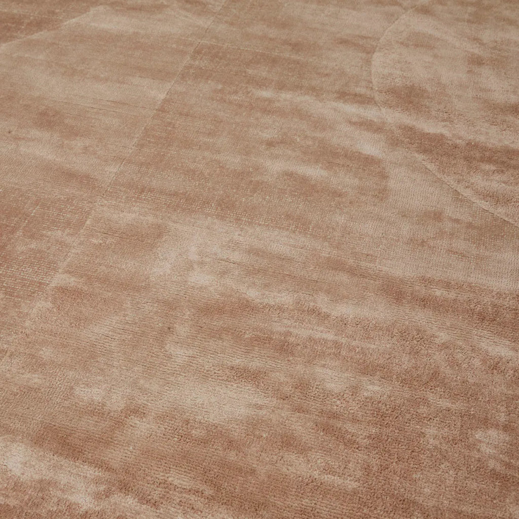GlobeWest Dusty Rose Tepih Curve Rug - 70% viscose 30% polyester handwoven area rug.