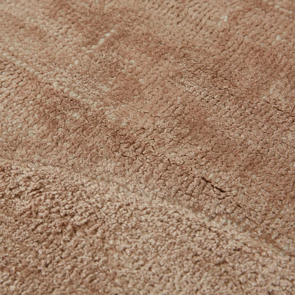 Tepih Curve Rug Dusty Rose - contemporary geometric rug with subtle sheen finish.