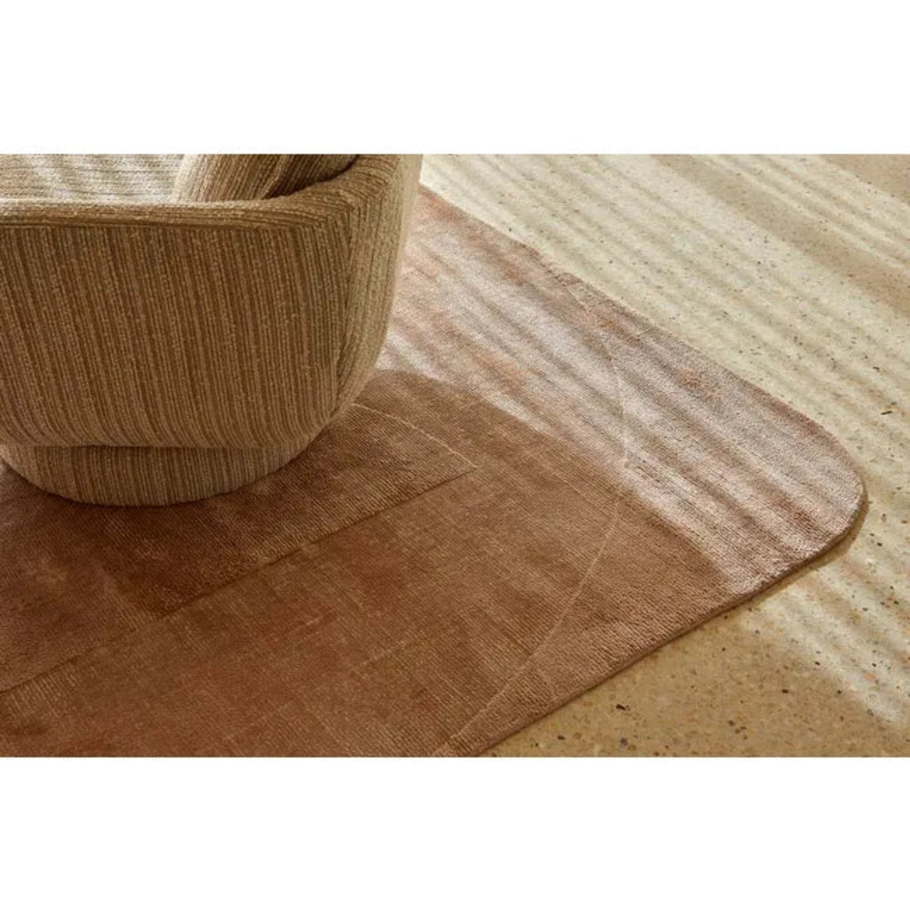 GlobeWest Tepih Curve Rug Dusty Rose - lifestyle shot in contemporary living room setting.