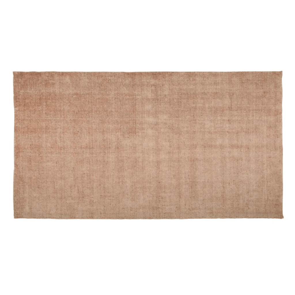 Tepih Neptune Rug in Dusty Rose – Wool blend floor rug with soft pink tones and plush texture.