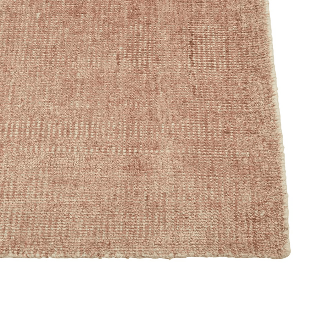 Tepih Neptune Rug in Dusty Rose – Wool blend floor rug with soft pink tones and plush texture.